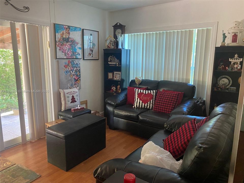 En Venta: $829,000 (3 camas, 2 baños, 1370 Pies cuadrados)