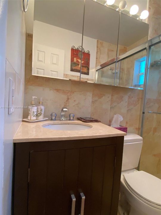 En Venta: $829,000 (3 camas, 2 baños, 1370 Pies cuadrados)