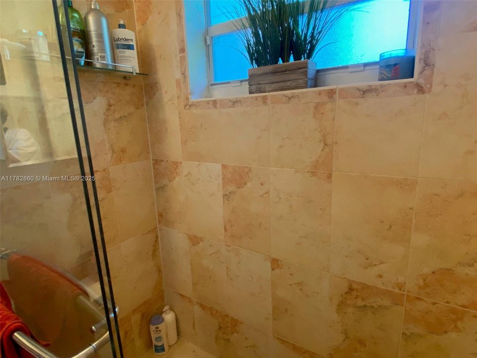 En Venta: $829,000 (3 camas, 2 baños, 1370 Pies cuadrados)