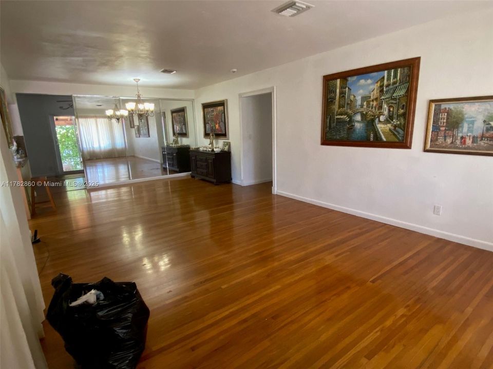 En Venta: $829,000 (3 camas, 2 baños, 1370 Pies cuadrados)