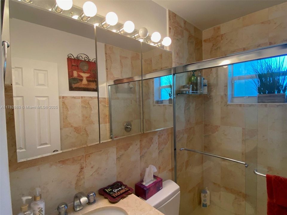 En Venta: $829,000 (3 camas, 2 baños, 1370 Pies cuadrados)