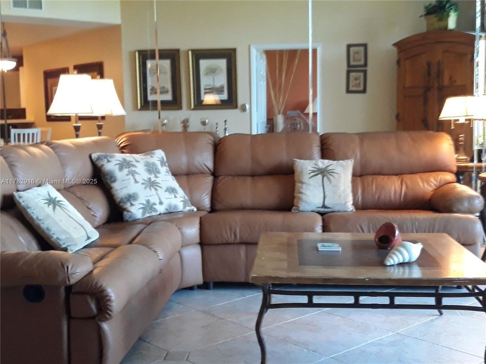 For Rent: $2,925 (2 beds, 2 baths, 1405 Square Feet)