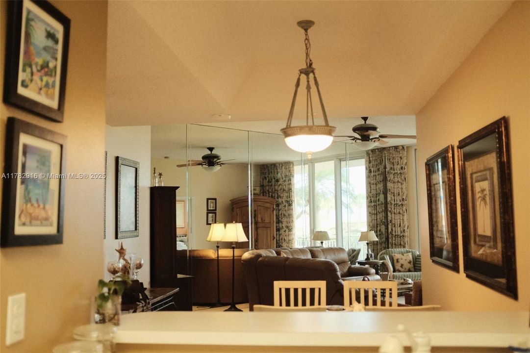 For Rent: $2,925 (2 beds, 2 baths, 1405 Square Feet)