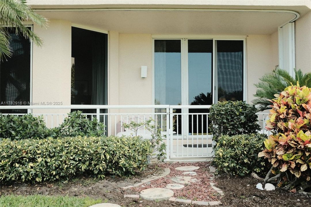 For Rent: $2,925 (2 beds, 2 baths, 1405 Square Feet)