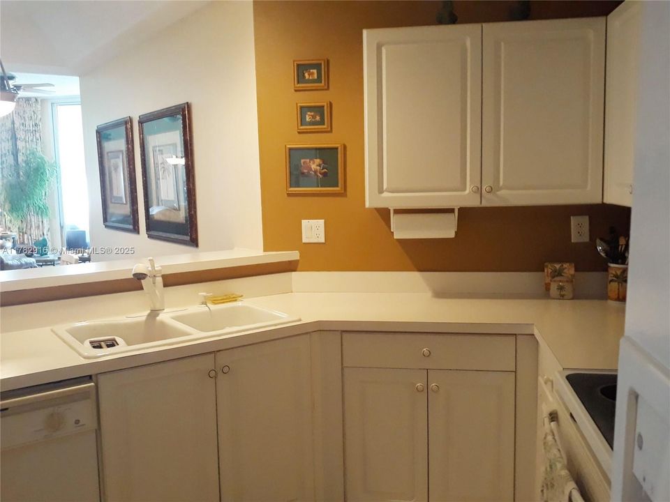 For Rent: $2,925 (2 beds, 2 baths, 1405 Square Feet)