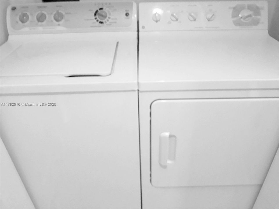 For Rent: $2,925 (2 beds, 2 baths, 1405 Square Feet)