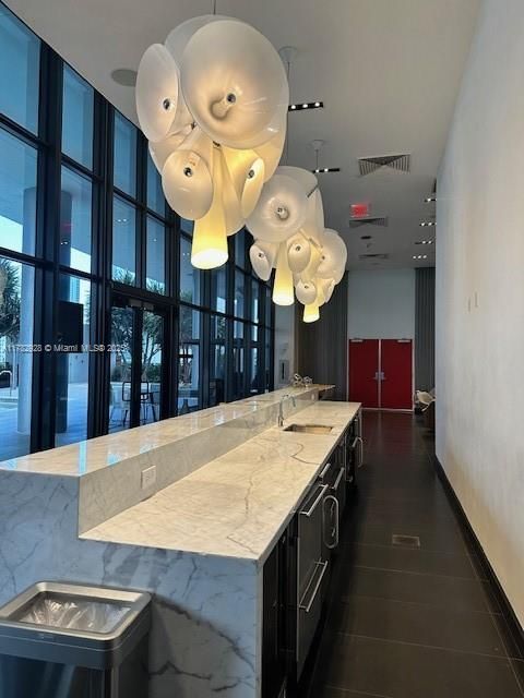 待售: $440,000 (1 贝兹, 1 浴室, 752 平方英尺)