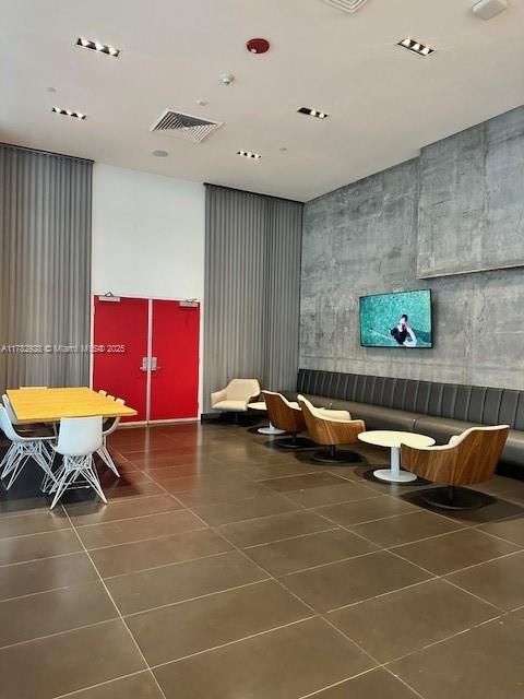 待售: $440,000 (1 贝兹, 1 浴室, 752 平方英尺)