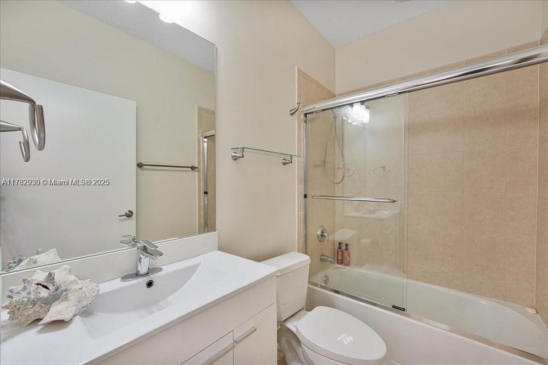 Recently Rented: $7,200 (3 beds, 3 baths, 2497 Square Feet)