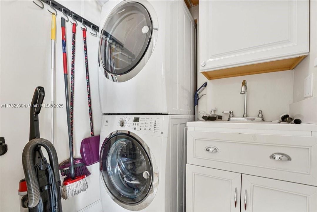 Recently Rented: $7,200 (3 beds, 3 baths, 2497 Square Feet)