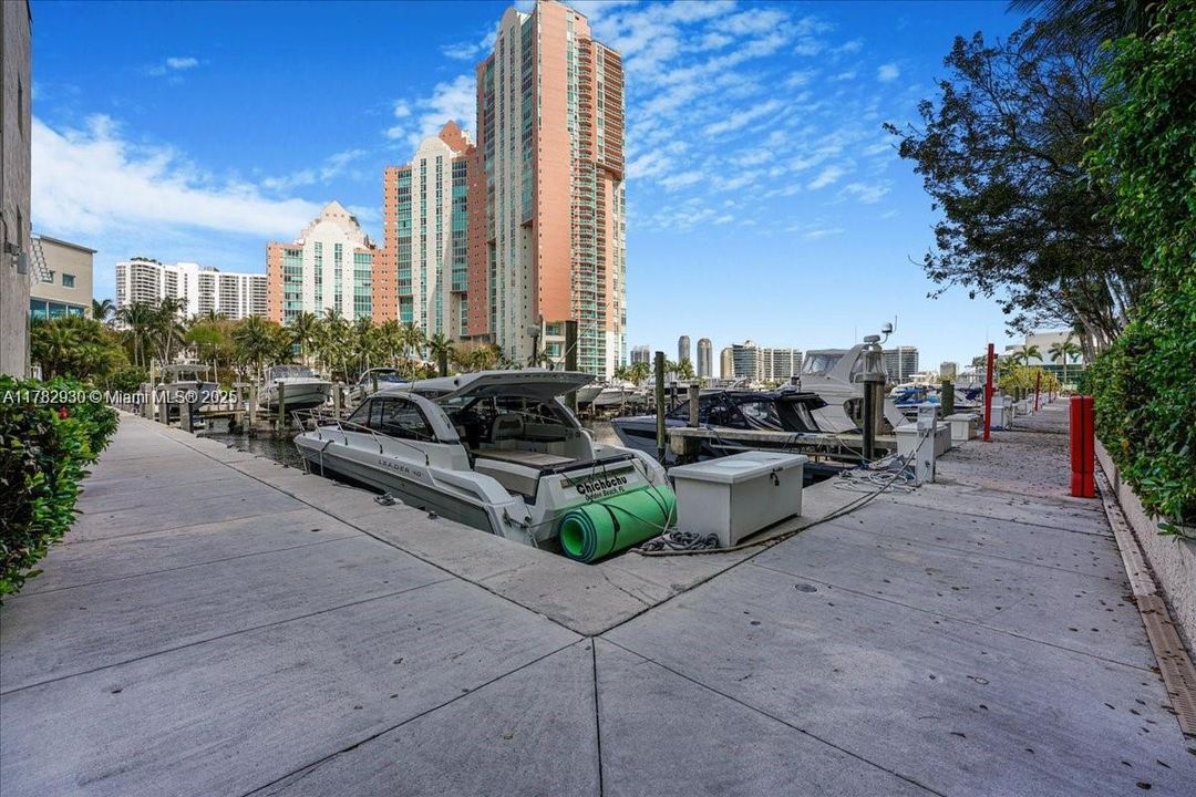 Recently Rented: $7,200 (3 beds, 3 baths, 2497 Square Feet)