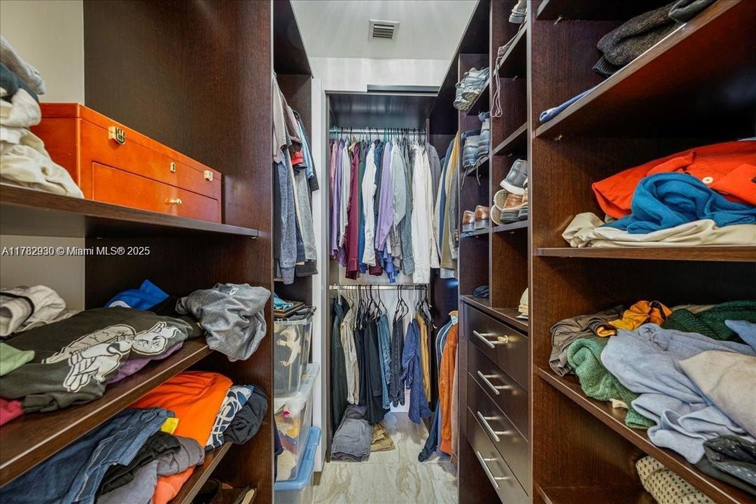 Recently Rented: $7,200 (3 beds, 3 baths, 2497 Square Feet)