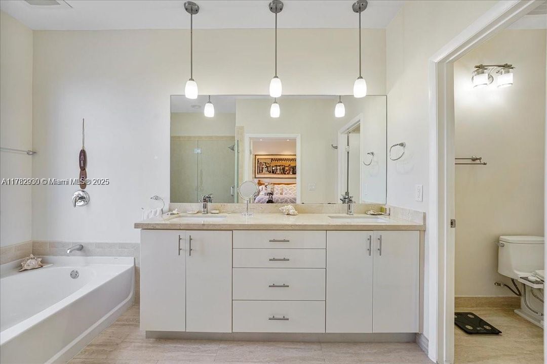 Recently Rented: $7,200 (3 beds, 3 baths, 2497 Square Feet)