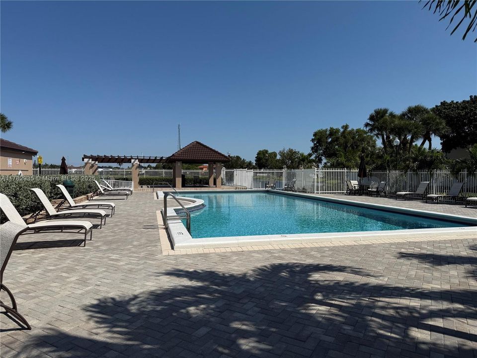 Recently Sold: $595,000 (3 beds, 2 baths, 1363 Square Feet)