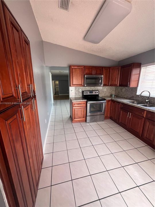 Recently Sold: $595,000 (3 beds, 2 baths, 1363 Square Feet)