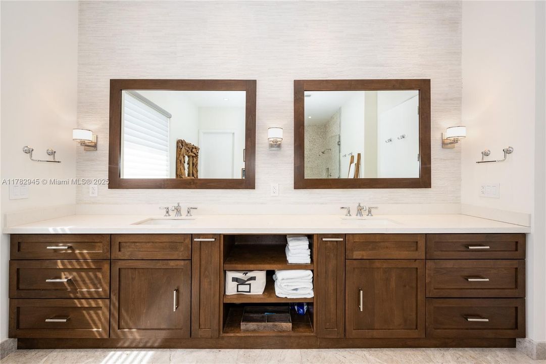 待售: $11,000,000 (6 贝兹, 6 浴室, 5826 平方英尺)