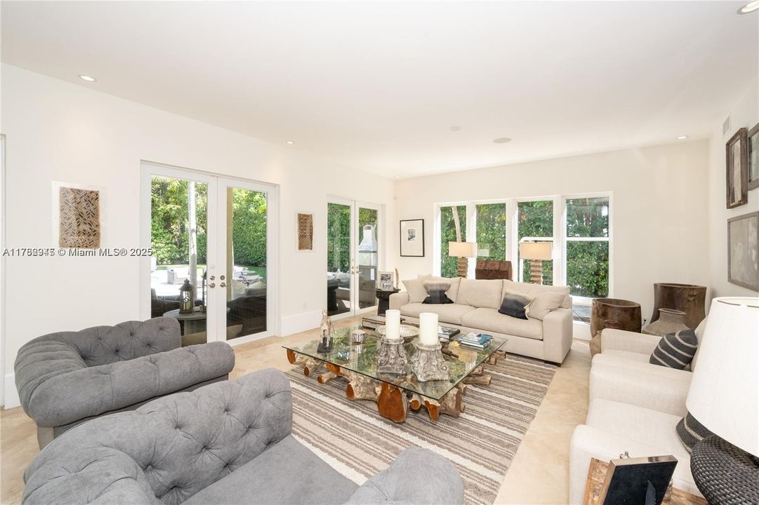 待售: $11,000,000 (6 贝兹, 6 浴室, 5826 平方英尺)