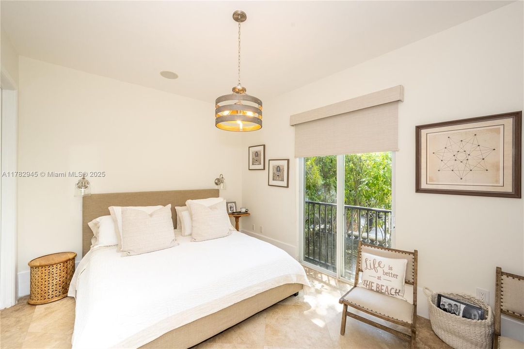 待售: $11,000,000 (6 贝兹, 6 浴室, 5826 平方英尺)