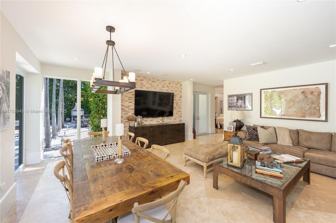 待售: $11,000,000 (6 贝兹, 6 浴室, 5826 平方英尺)