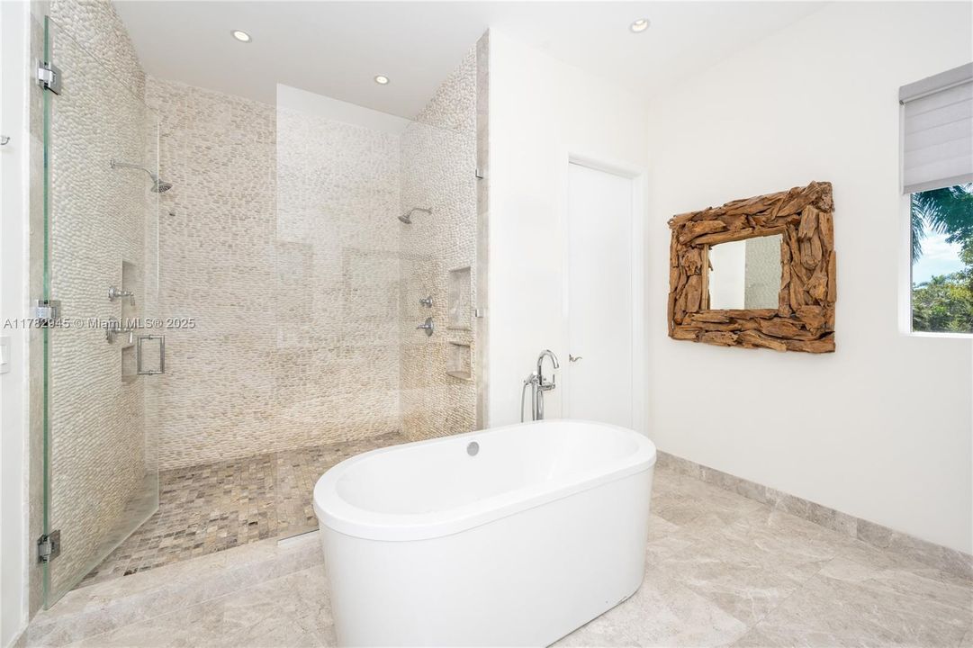 待售: $11,000,000 (6 贝兹, 6 浴室, 5826 平方英尺)