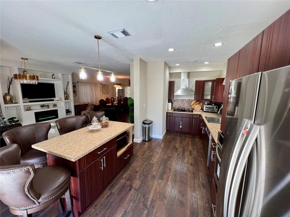 Vendido Recientemente: $420,000 (3 camas, 2 baños, 1690 Pies cuadrados)