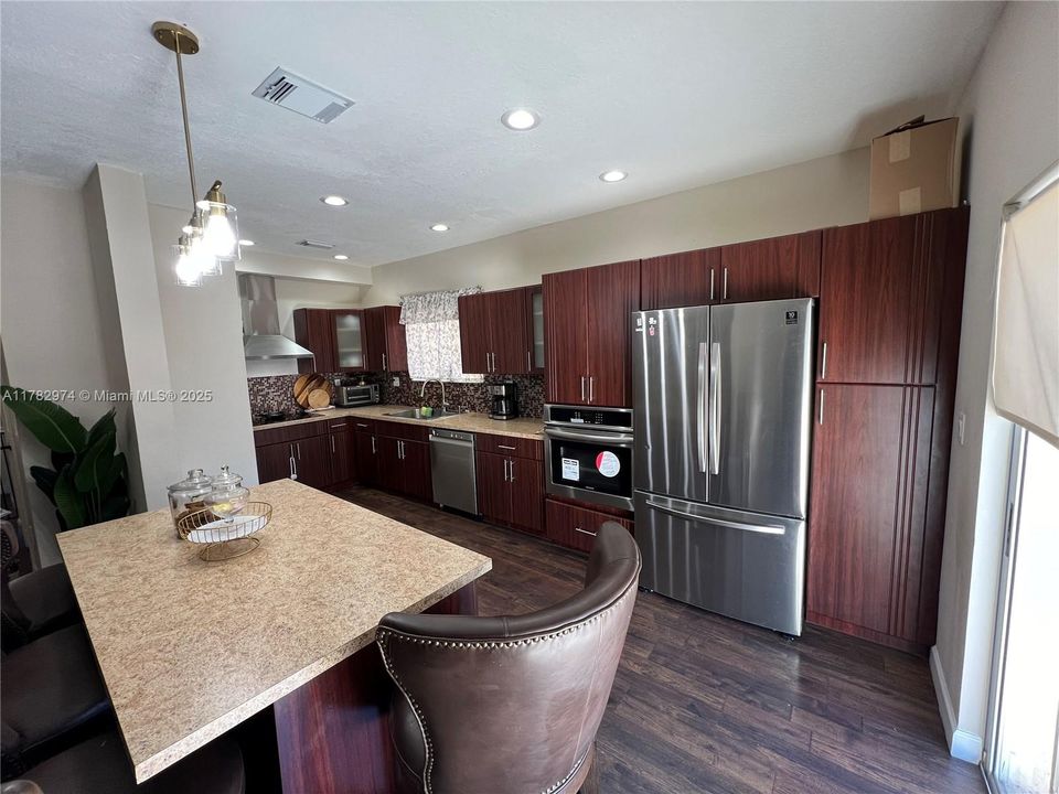 Vendido Recientemente: $420,000 (3 camas, 2 baños, 1690 Pies cuadrados)