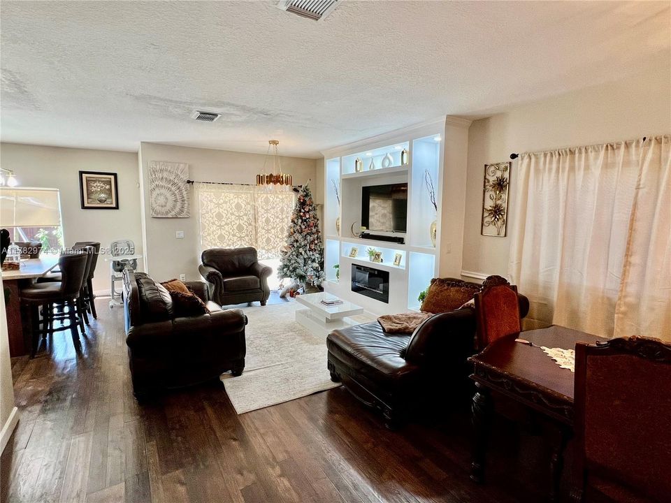 Vendido Recientemente: $420,000 (3 camas, 2 baños, 1690 Pies cuadrados)