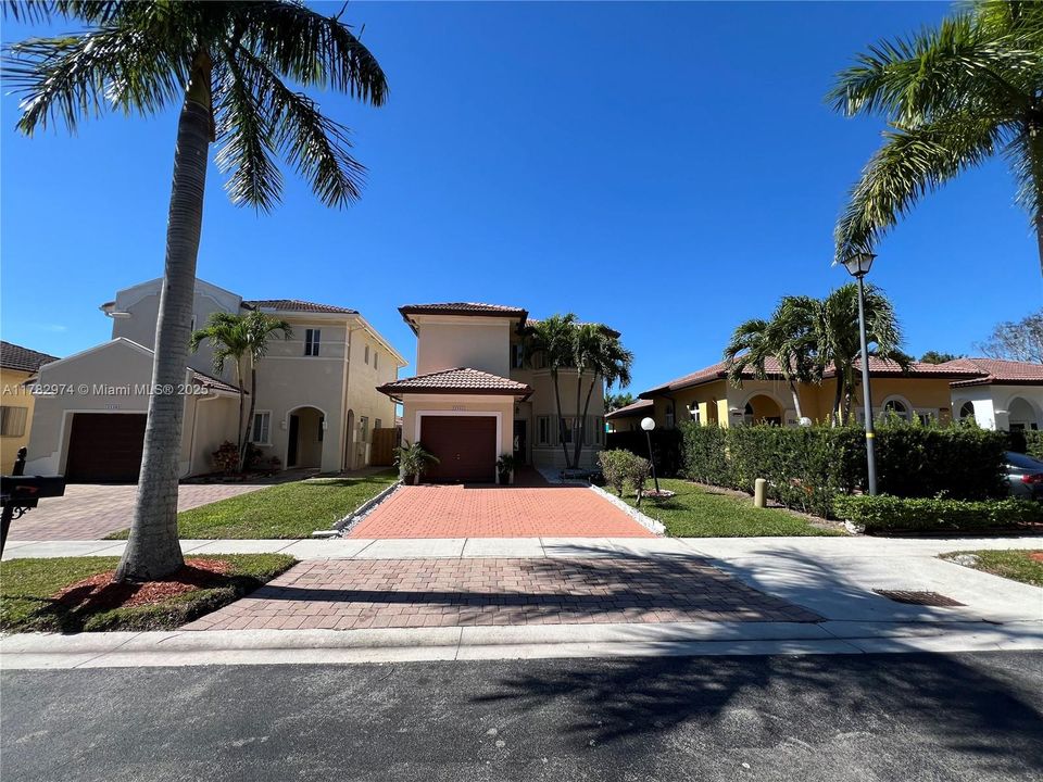 Vendido Recientemente: $420,000 (3 camas, 2 baños, 1690 Pies cuadrados)