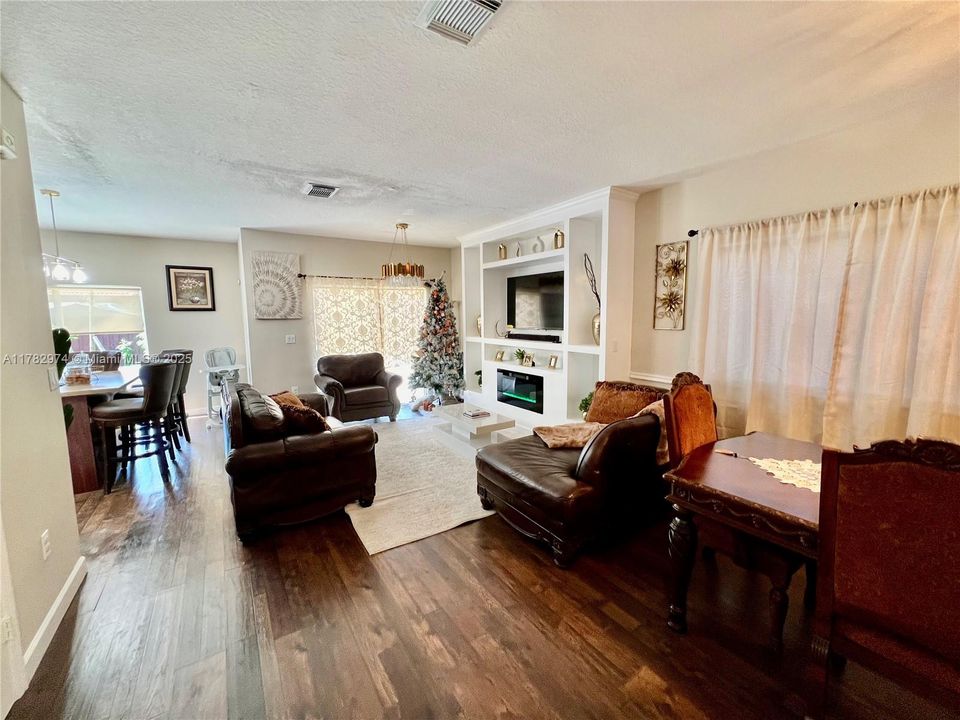 Vendido Recientemente: $420,000 (3 camas, 2 baños, 1690 Pies cuadrados)