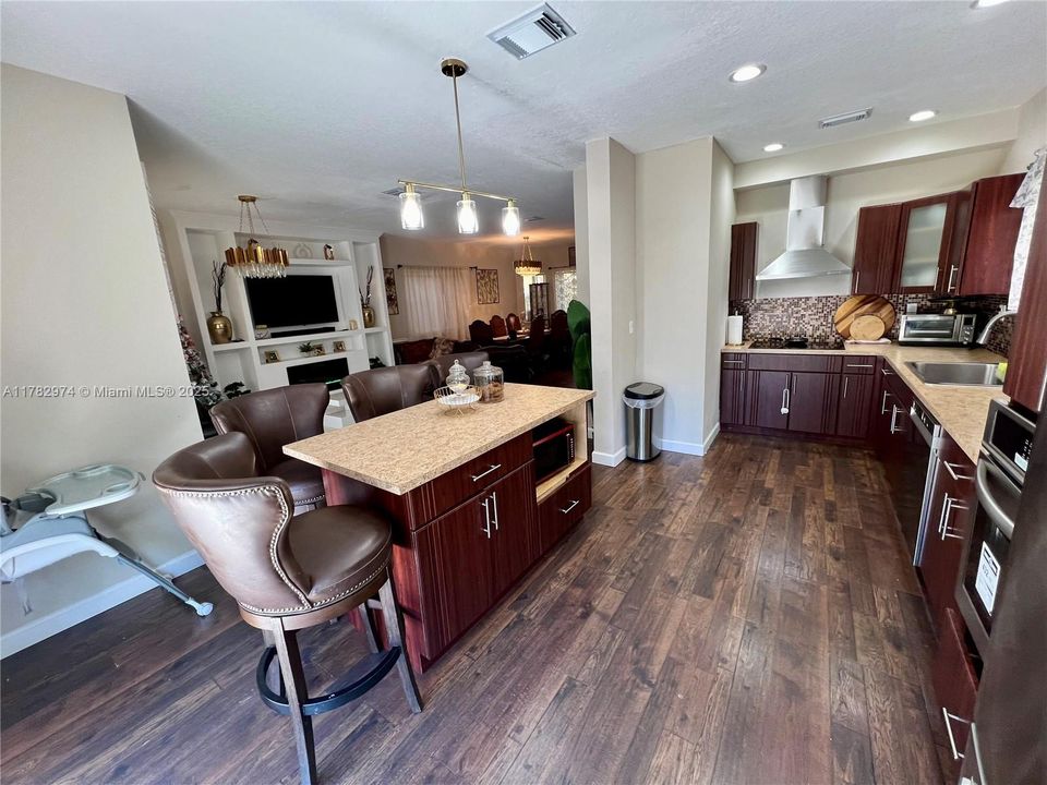 Vendido Recientemente: $420,000 (3 camas, 2 baños, 1690 Pies cuadrados)