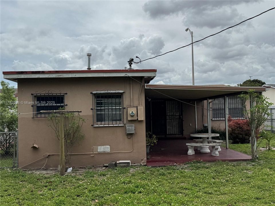 Недавно продано: $565,000 (4 спален, 2 ванн, 1415 Квадратных фут)