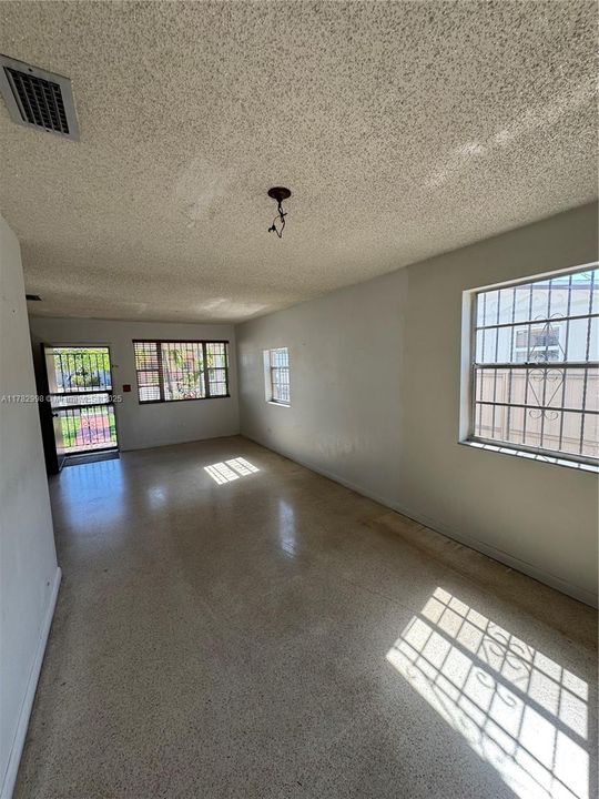 Недавно продано: $565,000 (4 спален, 2 ванн, 1415 Квадратных фут)