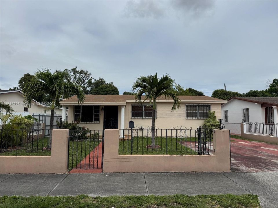 Недавно продано: $565,000 (4 спален, 2 ванн, 1415 Квадратных фут)