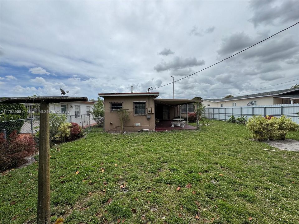 Недавно продано: $565,000 (4 спален, 2 ванн, 1415 Квадратных фут)