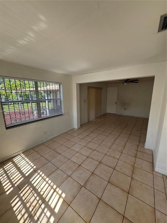 Недавно продано: $565,000 (4 спален, 2 ванн, 1415 Квадратных фут)