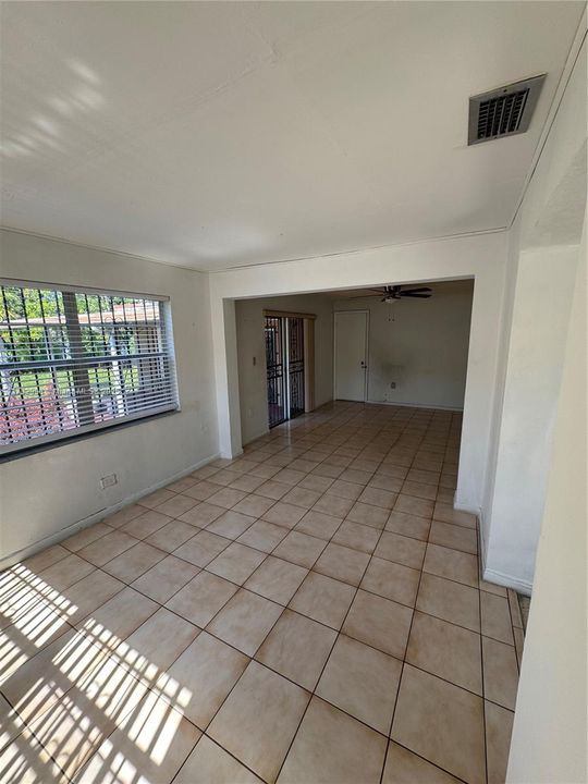 Недавно продано: $565,000 (4 спален, 2 ванн, 1415 Квадратных фут)