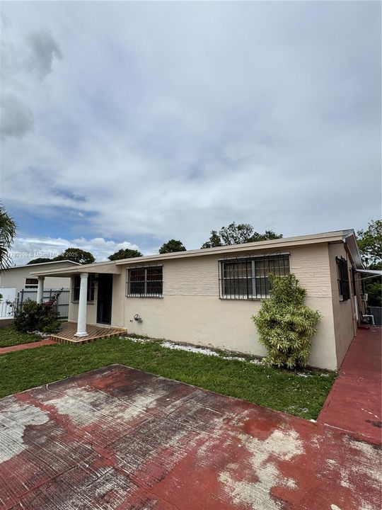 Недавно продано: $565,000 (4 спален, 2 ванн, 1415 Квадратных фут)