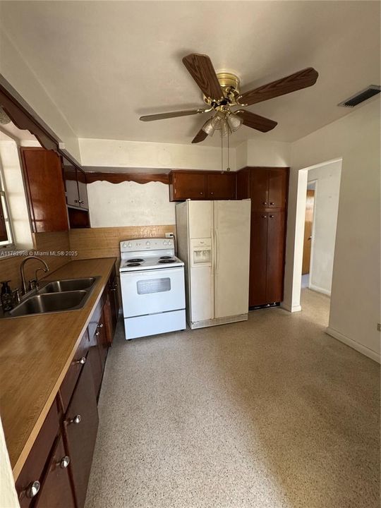 Недавно продано: $565,000 (4 спален, 2 ванн, 1415 Квадратных фут)