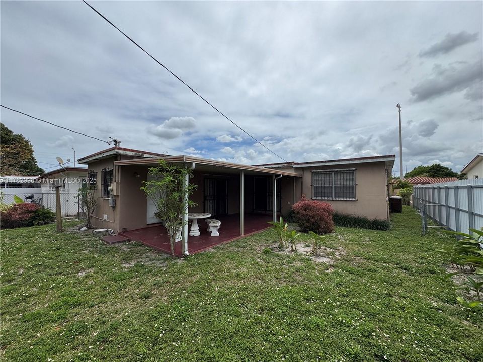 Недавно продано: $565,000 (4 спален, 2 ванн, 1415 Квадратных фут)