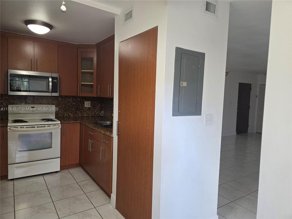 Vendido Recientemente: $348,900 (3 camas, 2 baños, 1240 Pies cuadrados)