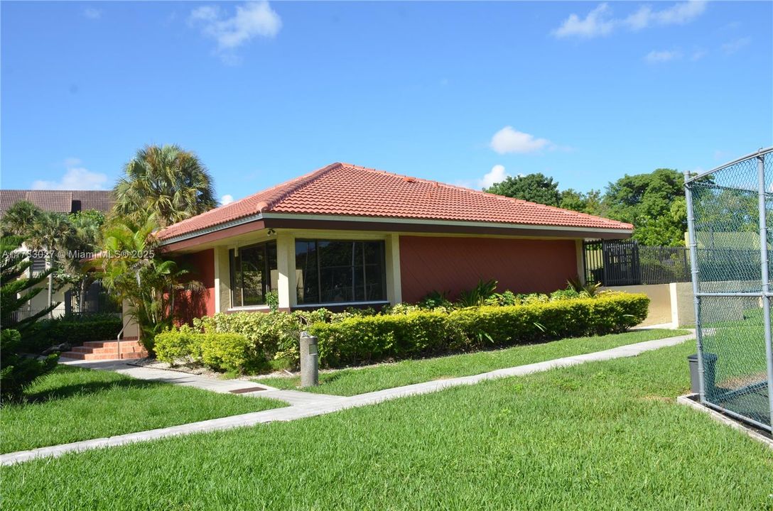 Vendido Recientemente: $348,900 (3 camas, 2 baños, 1240 Pies cuadrados)