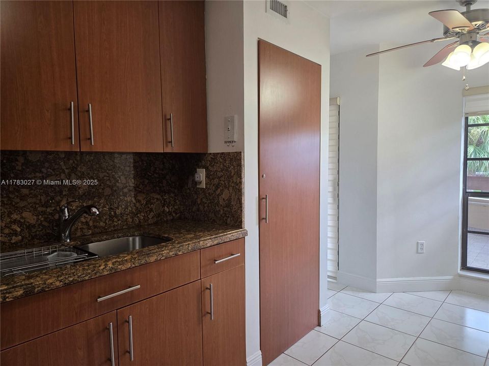 Vendido Recientemente: $348,900 (3 camas, 2 baños, 1240 Pies cuadrados)