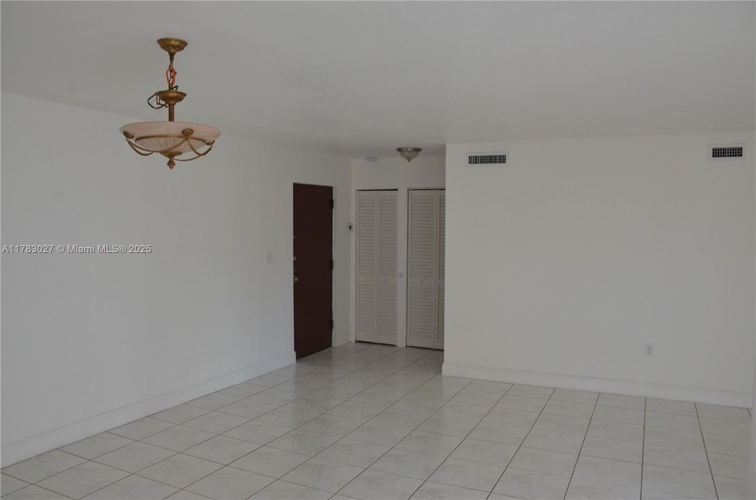 Vendido Recientemente: $348,900 (3 camas, 2 baños, 1240 Pies cuadrados)