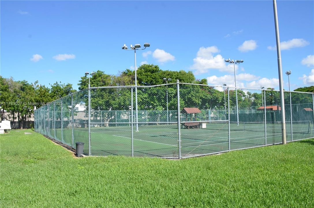 Vendido Recientemente: $348,900 (3 camas, 2 baños, 1240 Pies cuadrados)