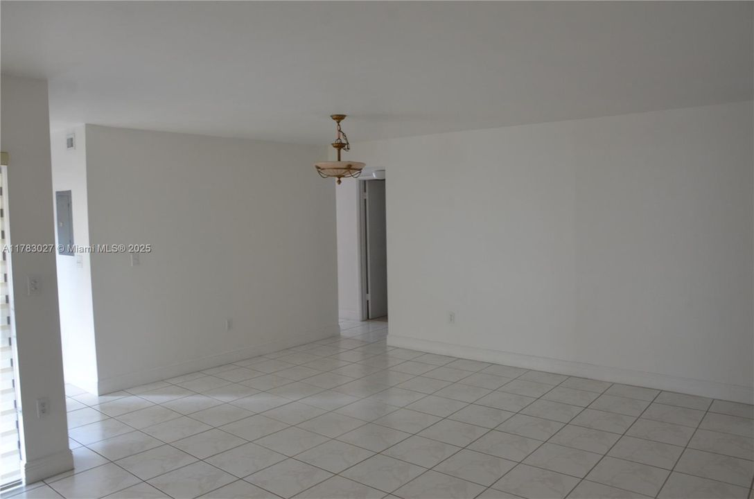 Vendido Recientemente: $348,900 (3 camas, 2 baños, 1240 Pies cuadrados)