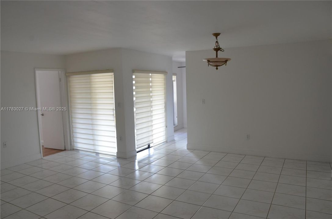 Vendido Recientemente: $348,900 (3 camas, 2 baños, 1240 Pies cuadrados)