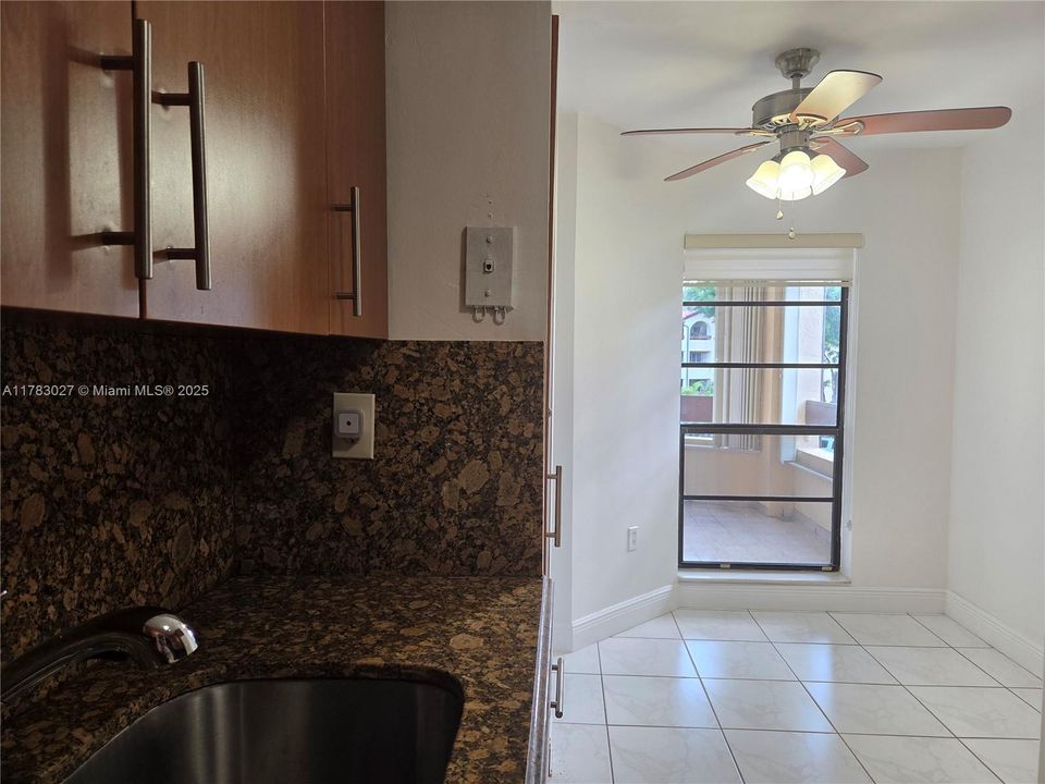 Vendido Recientemente: $348,900 (3 camas, 2 baños, 1240 Pies cuadrados)