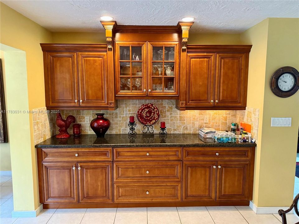 Vendido Recientemente: $699,000 (3 camas, 2 baños, 1330 Pies cuadrados)