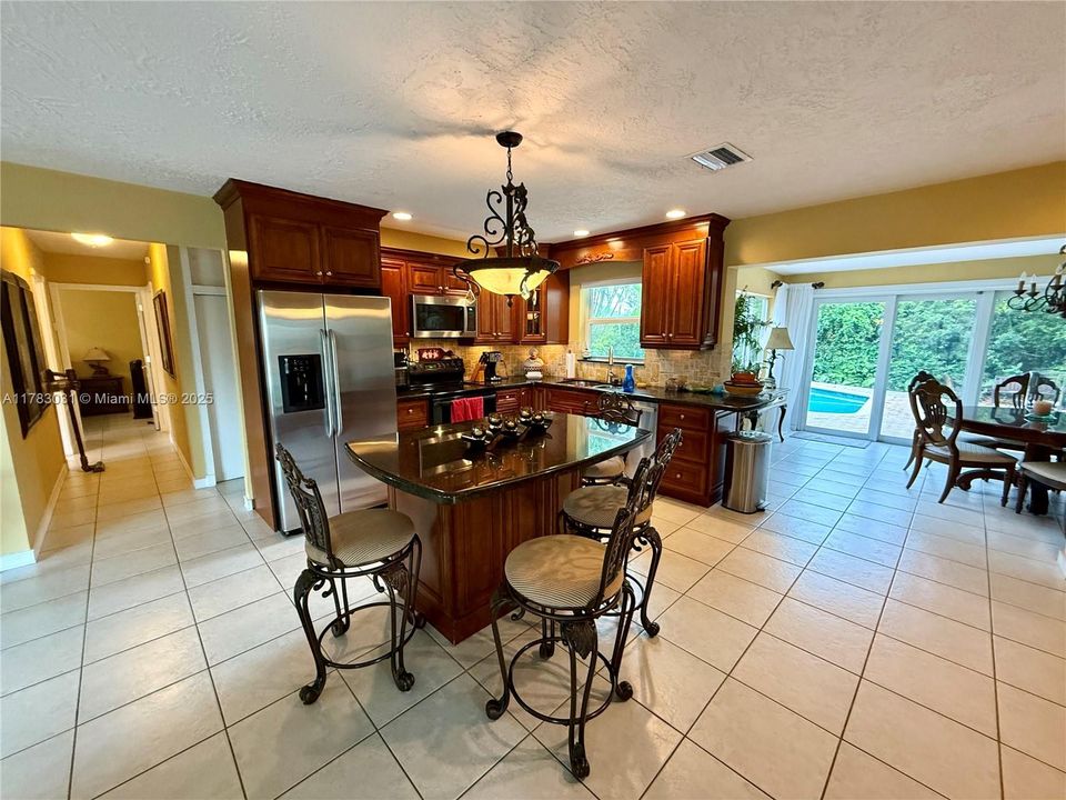 Vendido Recientemente: $699,000 (3 camas, 2 baños, 1330 Pies cuadrados)