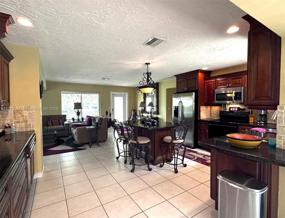 Vendido Recientemente: $699,000 (3 camas, 2 baños, 1330 Pies cuadrados)